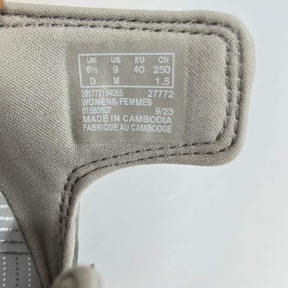 Clarks Cloudsteppers Women's Breeze Piper Slides 27772 Sz 9M Lt. Grey/White Nice - Picture 9 of 11